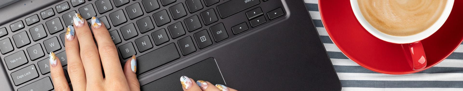 dłonie na laptopie